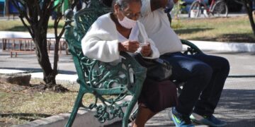 Recomiendan a abuelitos de Victoria no recibir visitas durante las fiestas