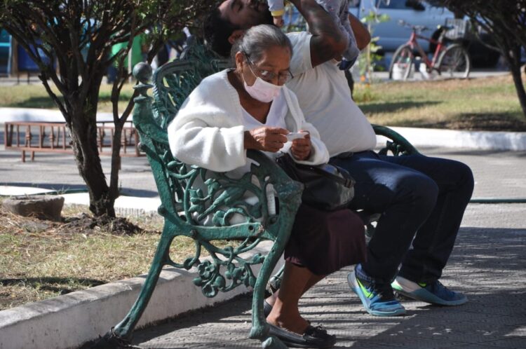 Recomiendan a abuelitos de Victoria no recibir visitas durante las fiestas