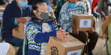 Entrega Pilar Gómez apoyos a adultos mayores