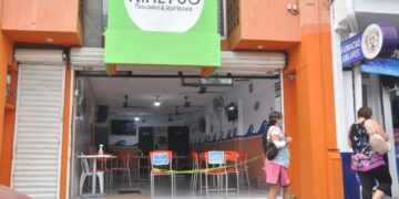 Por bajas ventas, restaurantes de Victoria también regalan comida