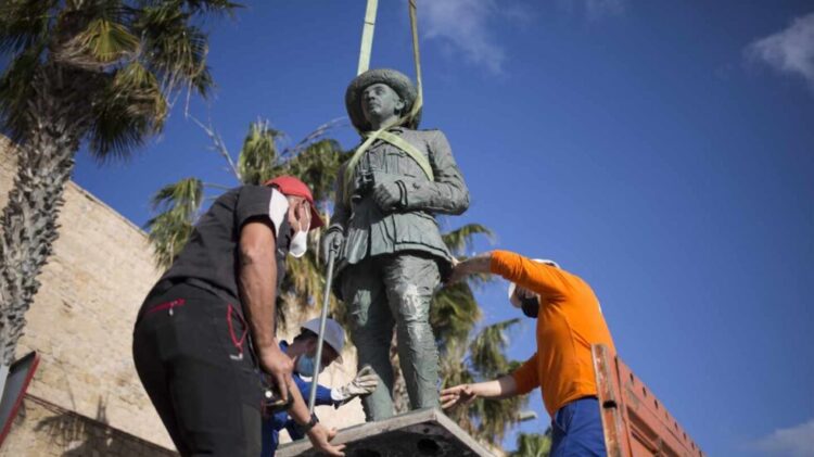 Acaban con la útlima efigie del dictador español Francisco Franco