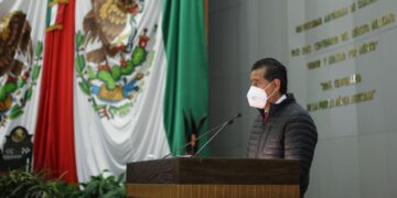 Gana Gloria Molina 175 mil pesos al mes, revela diputado local