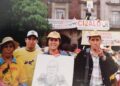 Roque Hernpandez, en el extremo derecho de esta foto tomada en el movimiento de resistencia en el 2006