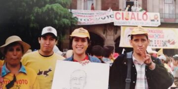 Roque Hernpandez, en el extremo derecho de esta foto tomada en el movimiento de resistencia en el 2006