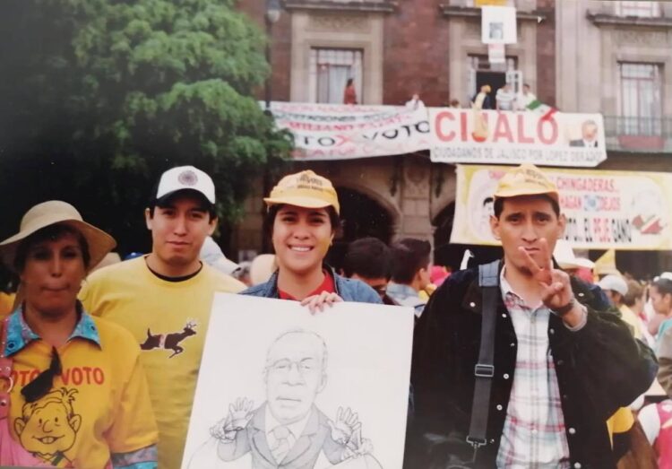 Roque Hernpandez, en el extremo derecho de esta foto tomada en el movimiento de resistencia en el 2006
