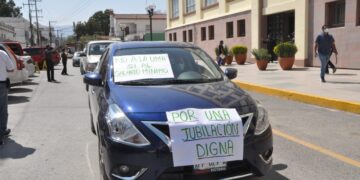 Jubilados del ISSSTE se manifiestan frente a Gobierno en Victoria