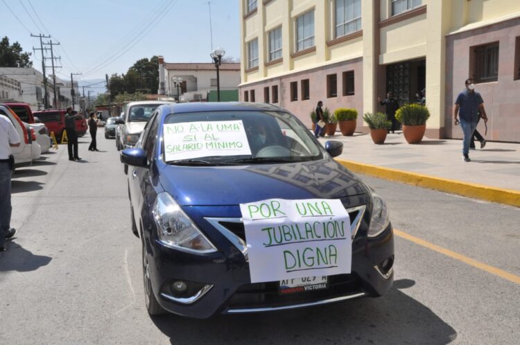 Jubilados del ISSSTE se manifiestan frente a Gobierno en Victoria