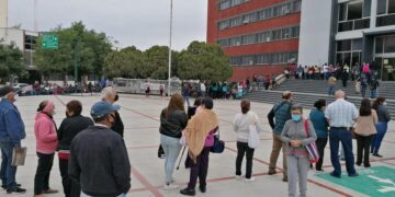 Obligan a adultos mayores a fila de cuatro horas para cobrar pensión en Tamaulipas