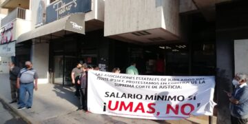 Profes jubilados tomaron la delegación del ISSSTE de Tamaulipas