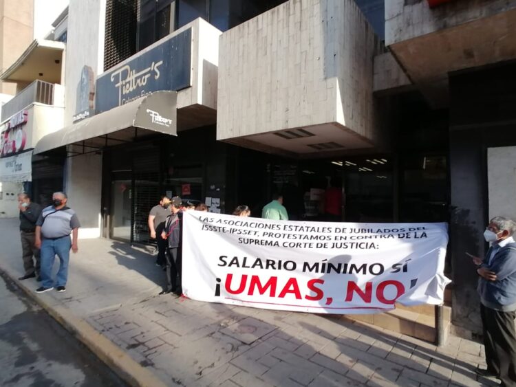 Profes jubilados tomaron la delegación del ISSSTE de Tamaulipas