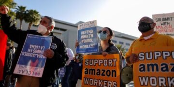 El escándalo de Amazon tras admitir que algunos de sus conductores orinan en botellas de plástico