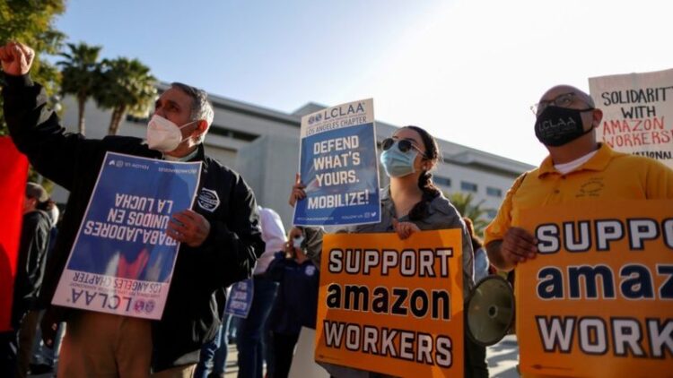 El escándalo de Amazon tras admitir que algunos de sus conductores orinan en botellas de plástico