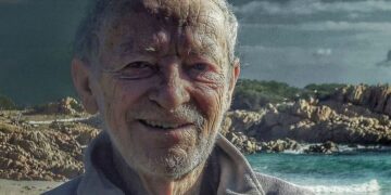 La historia del hombre que lleva 32 años viviendo solo en una isla italiana que ahora abandona