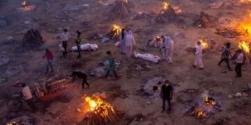 Catástrofe humanitaria en India: 243 casos de Covid por minuto y cremaciones masivas en las calles
