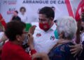Alex Montoya recibe apoyo de vecinos del Fovissste