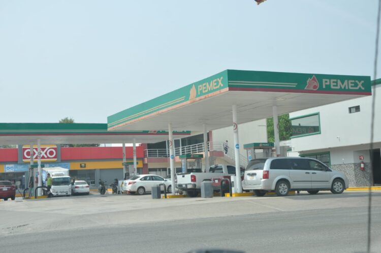 Prevén que Pemex aumentará precio de gasolina