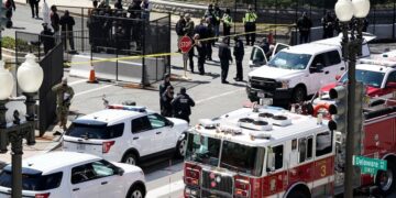 Muere un policía del Capitolio en ataque a las afueras del edificio; el sospechoso falleció