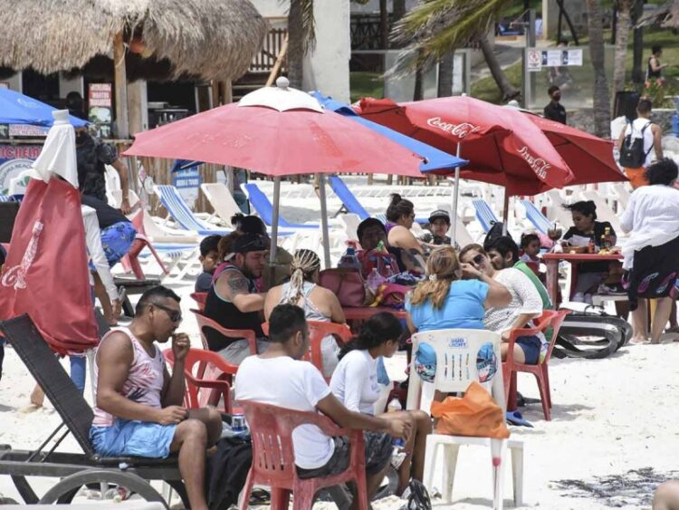 Cancún y más playas de Q. Roo en ‘riesgo inminente’ de semáforo rojo