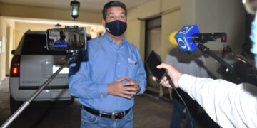 Llega Cabeza de Vaca a Palacio y exige resolución de la Corte