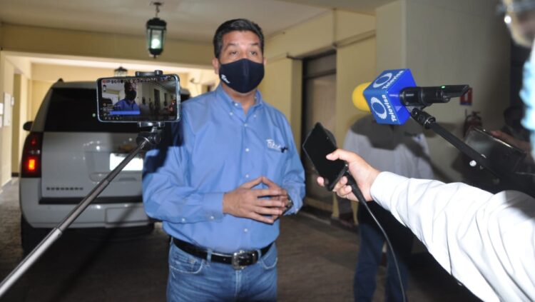 Llega Cabeza de Vaca a Palacio y exige resolución de la Corte