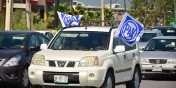 Realizan caravana de autos en apoyo a Cabeza de Vaca