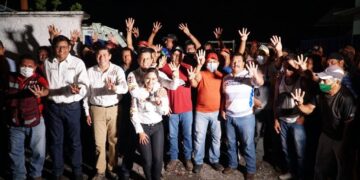 Personal de limpieza  va con Lalo Gattás a  limpiar el cochinero  que dejaron en Victoria