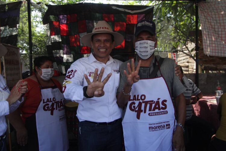 Tianguistas de la Estudiantil comprometen su voto con Lalo Gattás