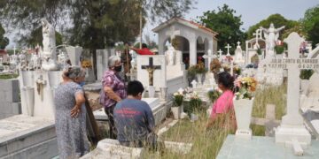 Llenan victorenses panteones por el Día de las Madres
