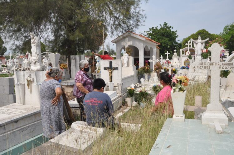 Llenan victorenses panteones por el Día de las Madres