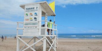 Turistas dañan torres salvavidas en la playa Miramar