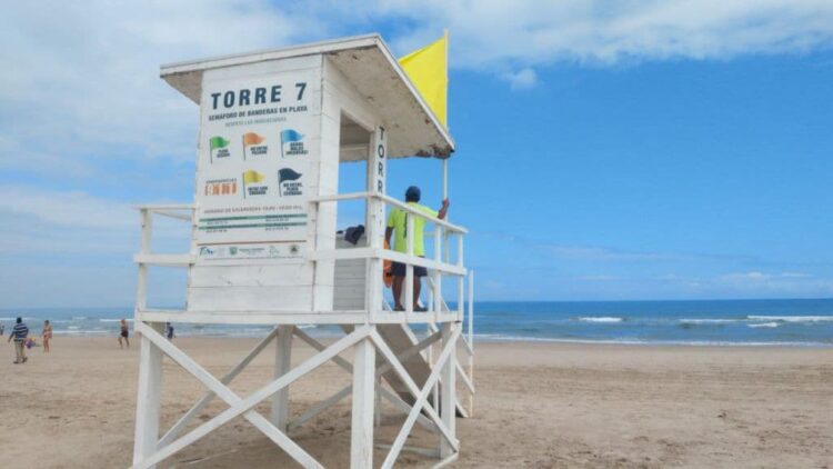 Turistas dañan torres salvavidas en la playa Miramar