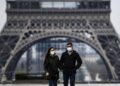 Francia elimina el cubrebocas en espacios abiertos