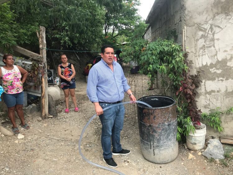 Continua Lalo Gattás llevando agua a familias que sufren desabasto