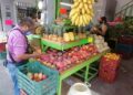Fruta de temporada a bajo precio en el mercado Argüelles