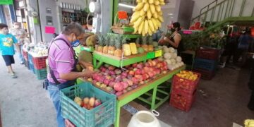 Fruta de temporada a bajo precio en el mercado Argüelles