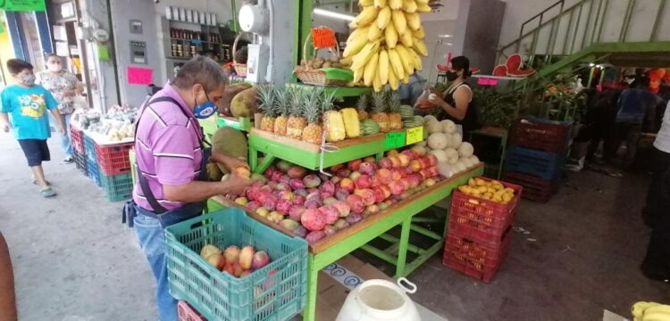 Fruta de temporada a bajo precio en el mercado Argüelles