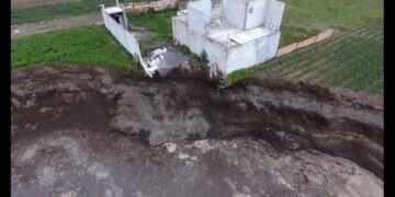 Las sorprendentes imágenes de la casa tragada por un socavón en Puebla
