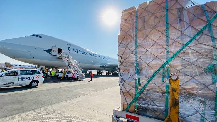 COVID-19: Llegan a México un millón 585 mil vacunas Pfizer y Sinovac