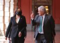 Kamala Harris bromea con AMLO sobre vender avión presidencial a ricos