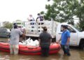 En lanchas, reparten despensas a miles en Matamoros