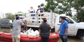 En lanchas, reparten despensas a miles en Matamoros