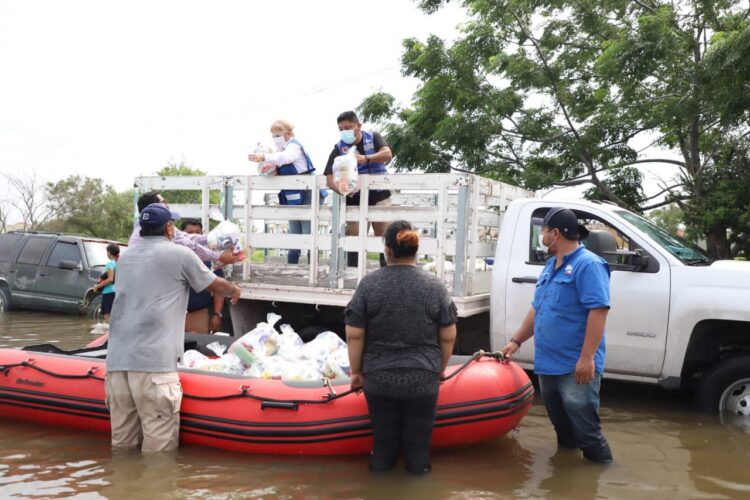En lanchas, reparten despensas a miles en Matamoros
