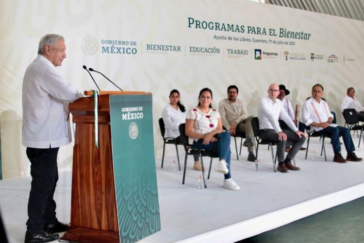 AMLO celebra fin de corrupción en compra de medicamentos