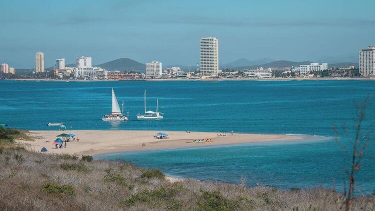Mazatlán exige certificado de vacunación a turistas