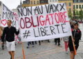 Ordena Francia la vacunación obligatoria, miles protestan en las calles