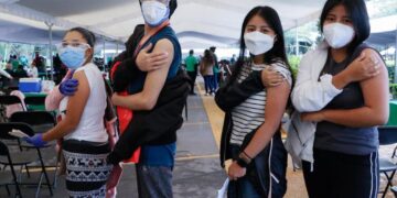 Milenials de la Ciudad de México llenan sedes de vacunación, reciben la Sputnik