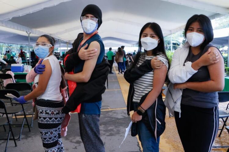 Milenials de la Ciudad de México llenan sedes de vacunación, reciben la Sputnik
