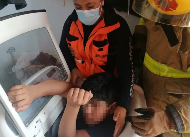 En Puebla, rescatan a niño que se metió a jugar en una lavadora