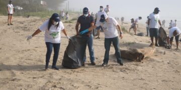Voluntarios retiran 3.5 toneladas de basura en una playa de Tamaulipas