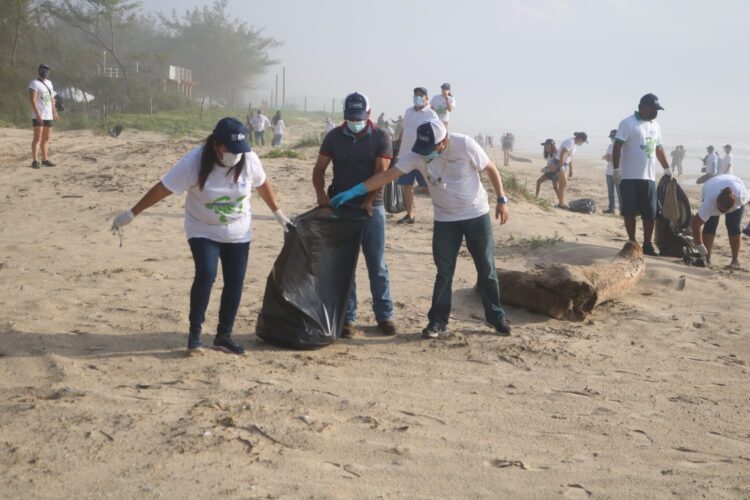 Voluntarios retiran 3.5 toneladas de basura en una playa de Tamaulipas